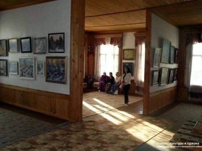 В Новгородской области создали картинную галерею в здании бывшей деревенской школы