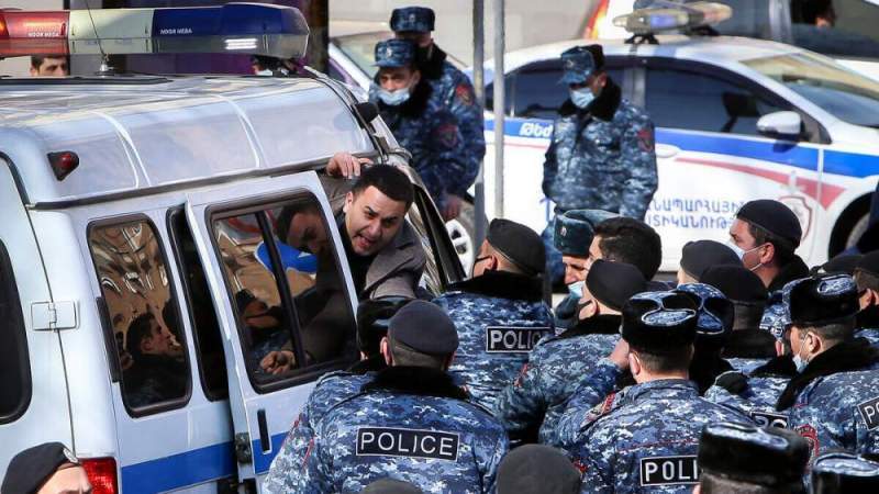 Армяне требуют отставки премьера Пашиняна