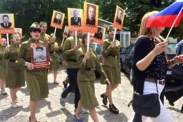 Представители Тамбовской области вместе с «Бессмертным полком» шагают по миру