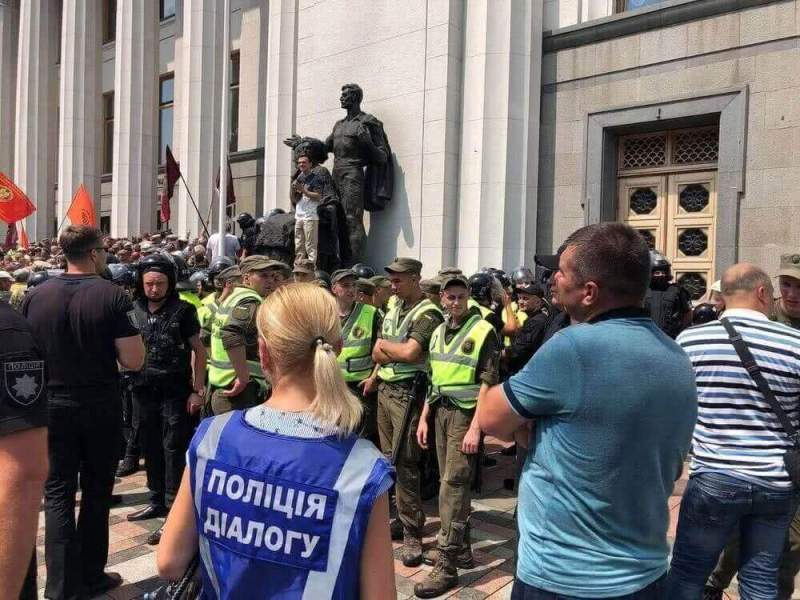Украинские шахтеры намерены штурмом взять здание Верховной рады