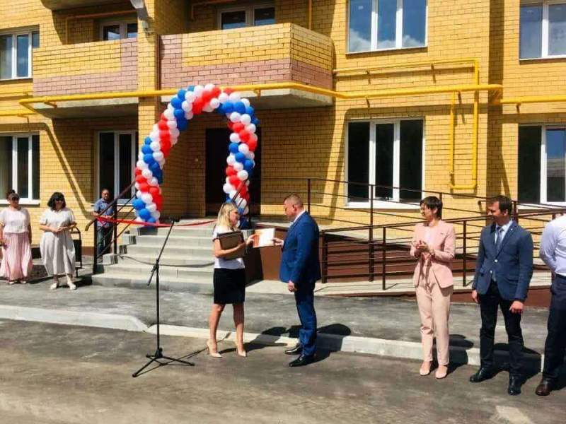 Губернатор Александр Никитин вручил ключи от новых квартир обманутым дольщикам