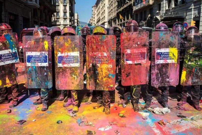 Беспорядки в Барселоне продолжаются