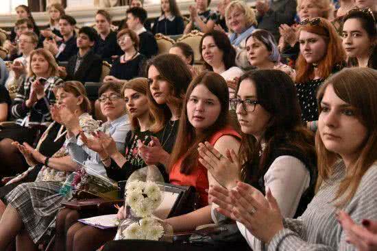 Губернатор Новосибирской области вручил студентам колледжей и лицеев дипломы лауреатов премии Президента России по поддержке талантливой молодежи