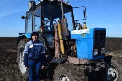 Лучшим молодым трактористом Новосибирской области стала представительница прекрасного пола