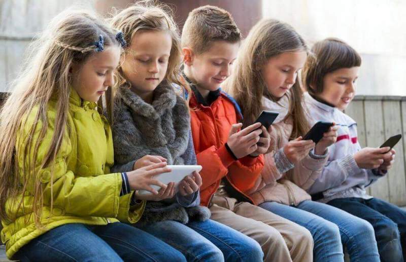 Минпросвещения выступило против мобильных телефонов в школах