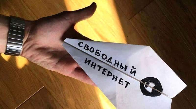 По просьбе Telegram россияне выпустили в окна бумажные самолетики 