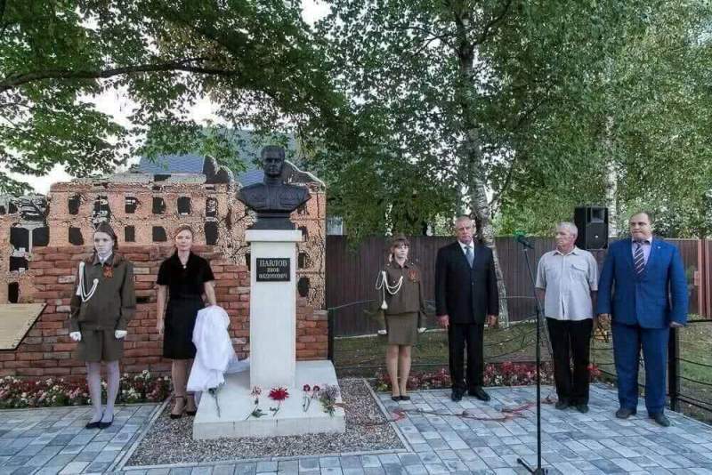 Памятник герою Сталинграда открыли в Новгородской области