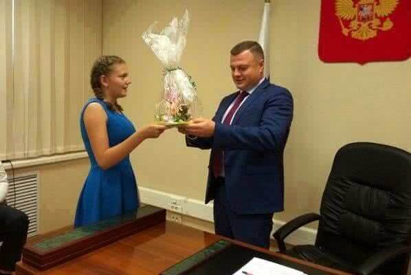 Александр Никитин  вручил восьмикласснице Ане подарок от президента России