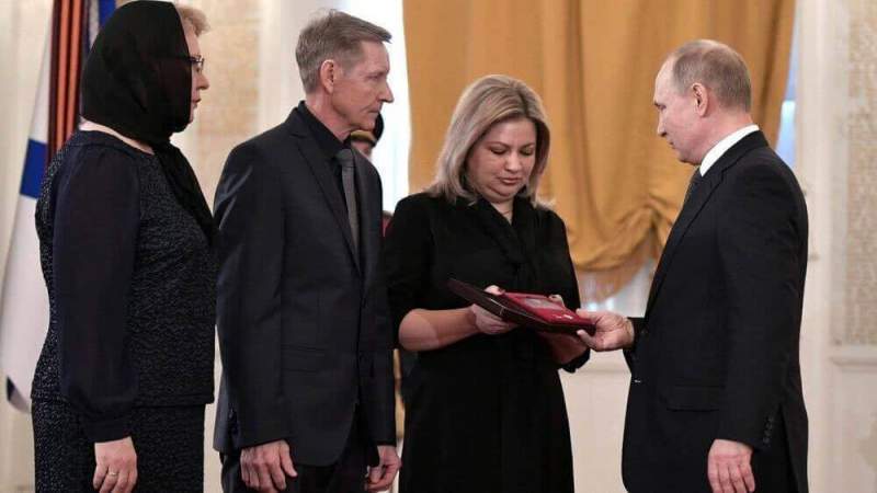Владимир Путин вручил Звезду Героя России родственникам погибшего в Сирии пилота Су-25