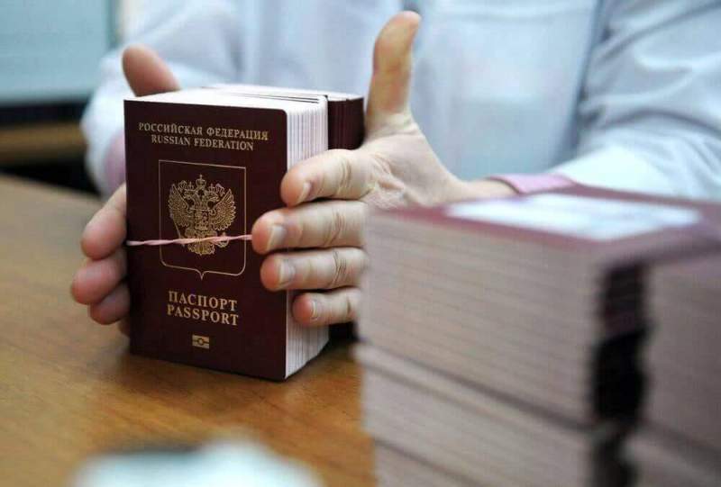 Путин уменьшил срок получения загранпаспортов