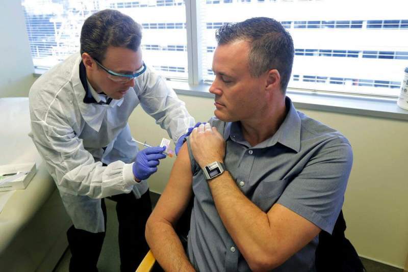Стало известно количество москвичей-добровольцев, записавшихся на испытание вакцины от коронавируса 